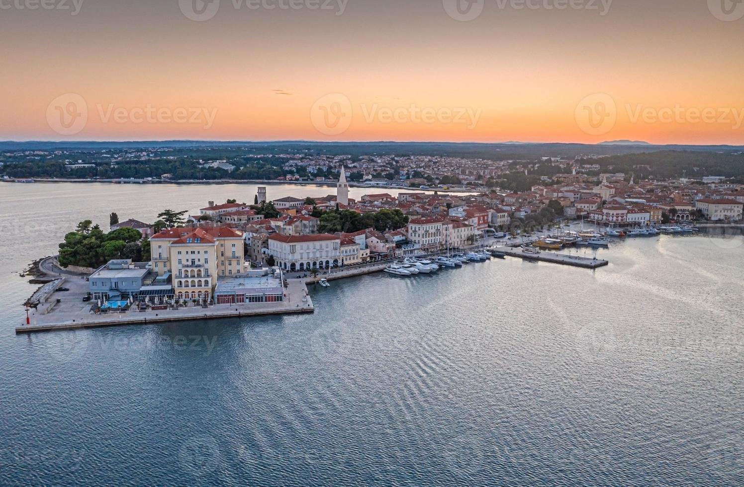 Drohnenpanorama der kroatischen Küstenstadt Porec mit Hafen und Promenade bei Sonnenaufgang foto