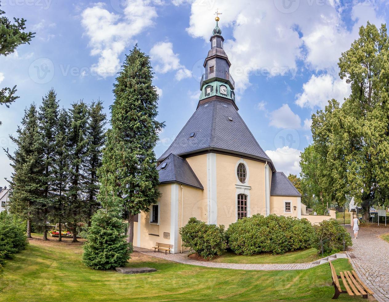 Blick auf die berühmte Kirche im Dorf Seiffen in Ostdeutschland foto