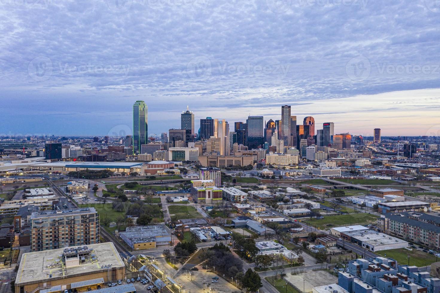 Panoramabild der Skyline von Dallas bei Morgensonne und bewölktem Himmel foto