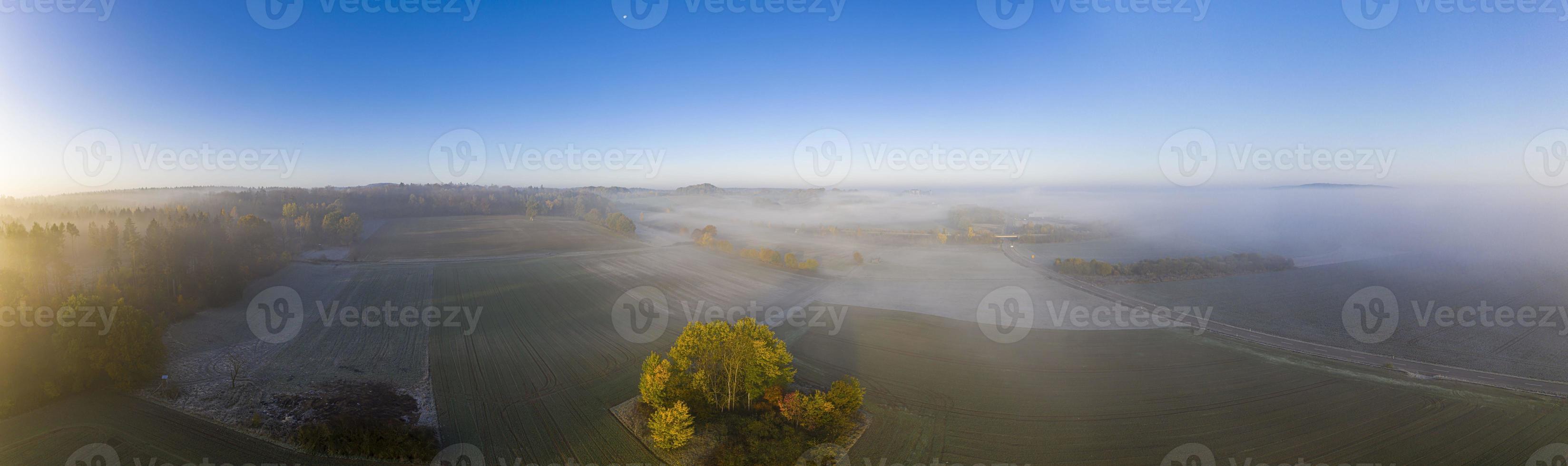 Drohnenbild des morgendlichen Bodennebels über Feldern in der deutschen Provinz Nordhessen in der Nähe des Dorfes Rhoden foto