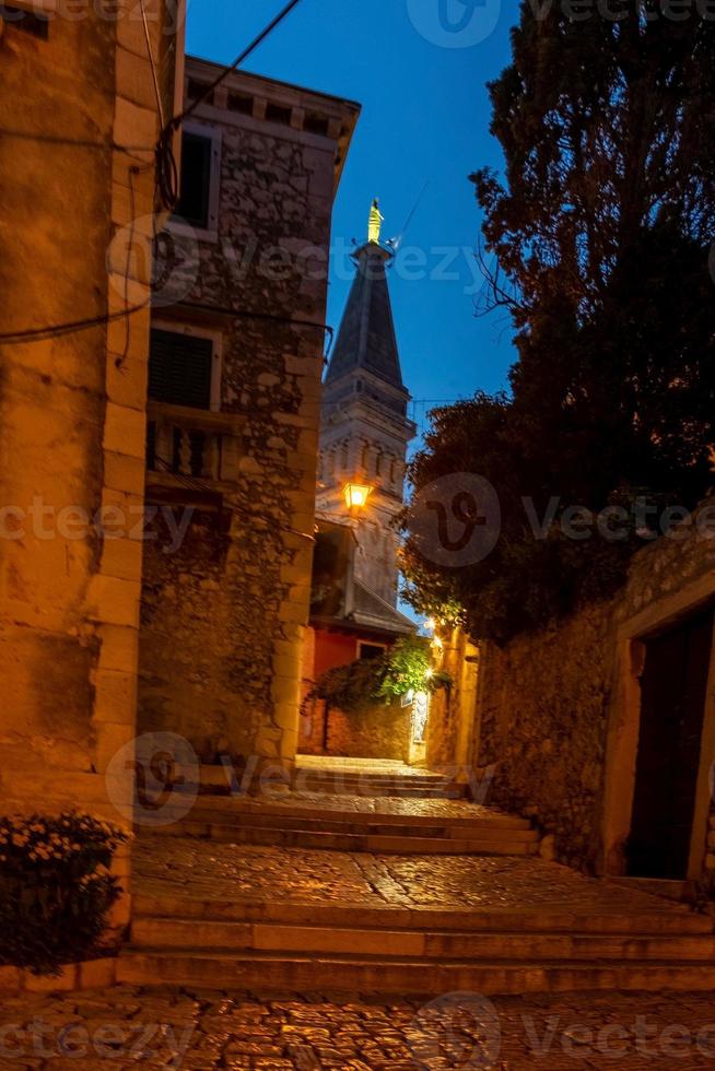 szene einer gepflasterten straße im historischen zentrum von rovinj in kroatien während der nacht foto