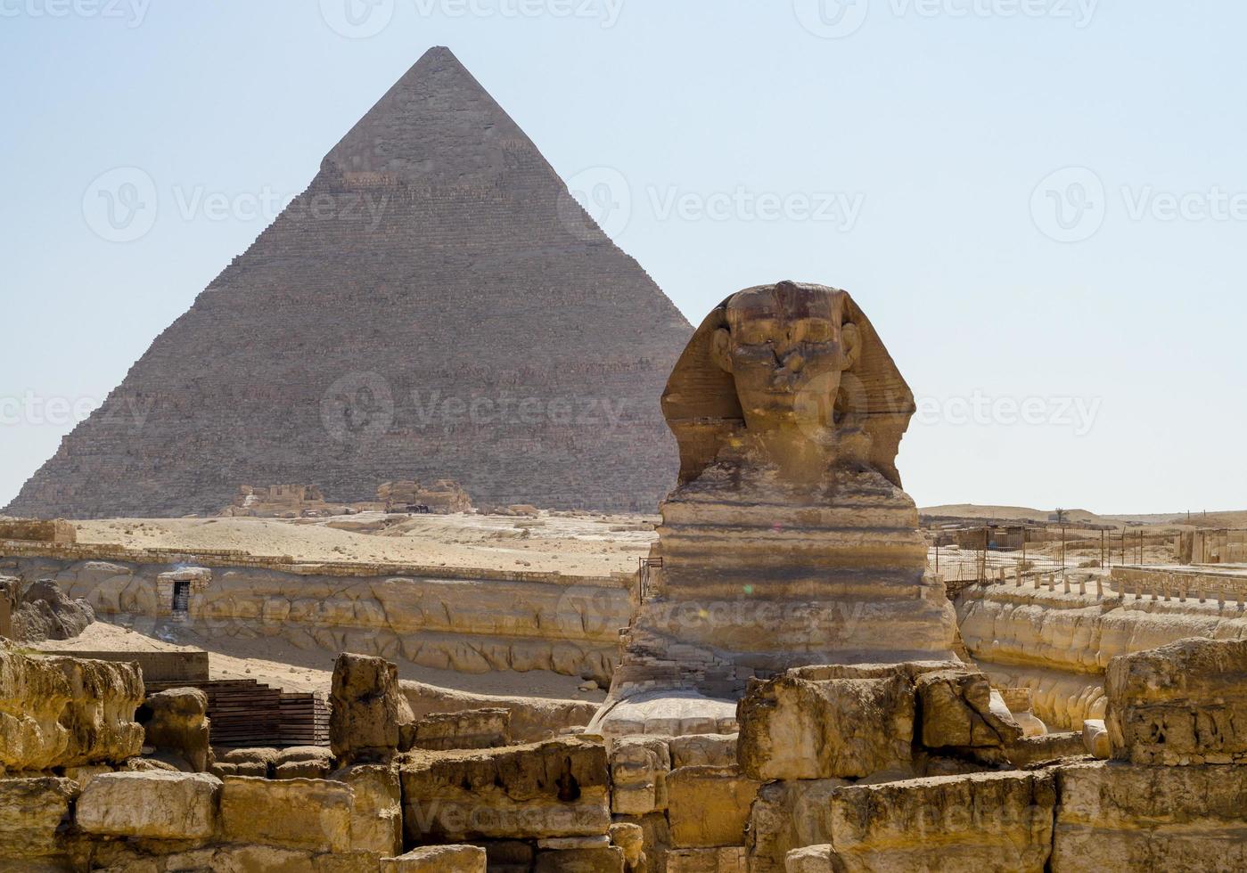 Sphinx-Statue und Cheops-Pyramide in Gizeh, Ägypten foto