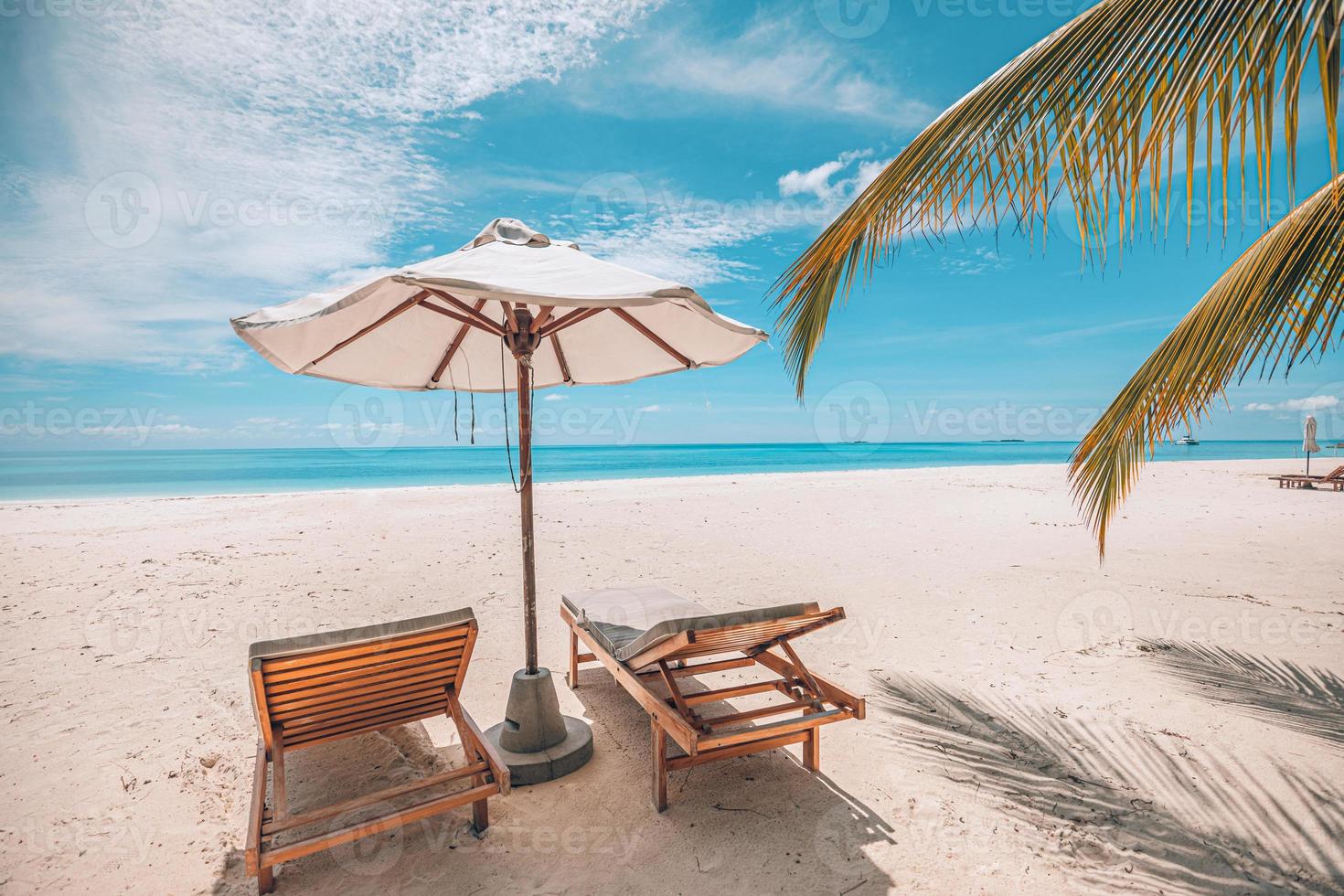 verträumte Landschaft, perfekter Sommerstrand. Flitterwochen-Resort für Paare als Urlaubsziel, Liegestühle oder Stühle mit Palmblättern in der Nähe des Meeres. erstaunliche strandlandschaft, tropisches paradies. inspirierender Strand foto