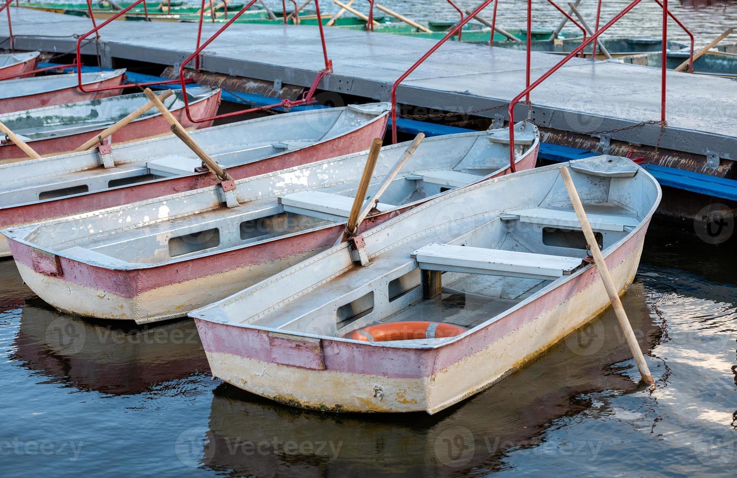 mehrere alte Boote in der Nähe des Piers foto