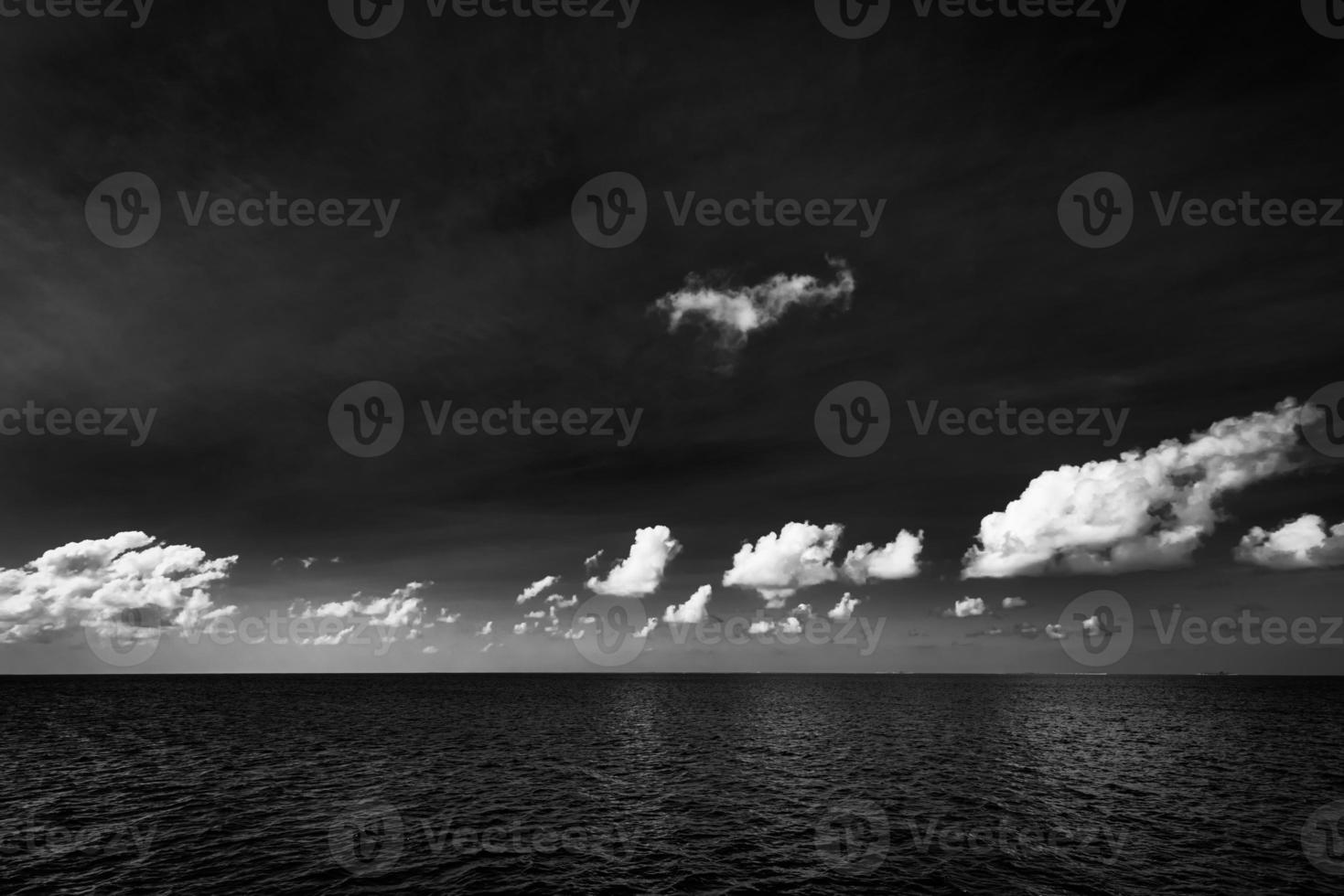 dramatischer meerblick, einfarbige seelandschaft, weiße wolken dunkle tiefe ozeanbucht. Küste in Schwarz und Weiß, abstrakter Himmel. exotischer mediterraner tropischer meerblick. Traummotivation und inspirierende Erdnatur foto