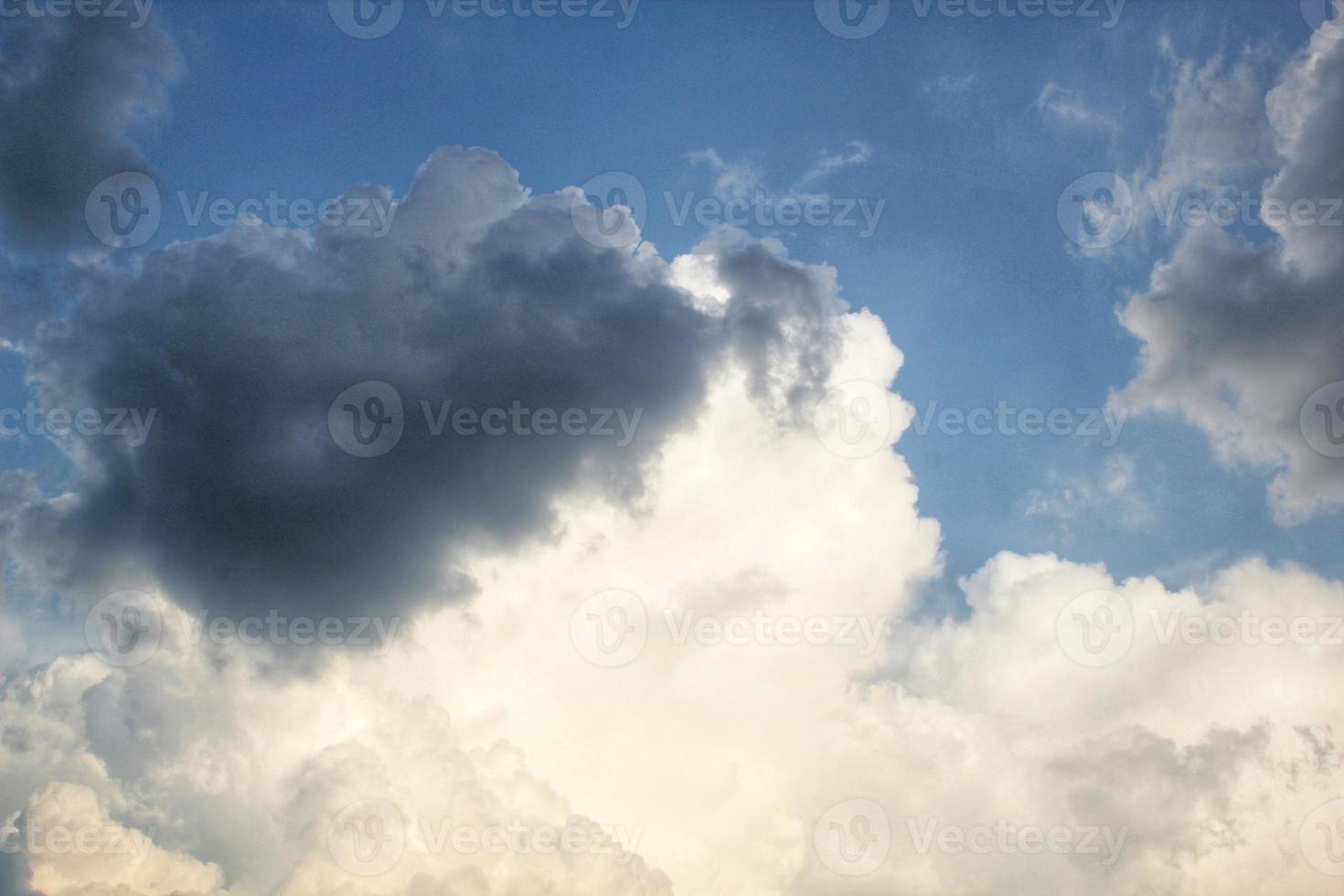 Weiße leichte weiche Wolken, die im blauen Himmel schweben. Natur Morgenlandschaft Hintergrund. klarer Frühlingswind. heller Sommertag. Winterlandschaft mit ruhiger Luft. abstraktes Panorama. Klima verändern. Ansicht aus niedrigem Winkel foto