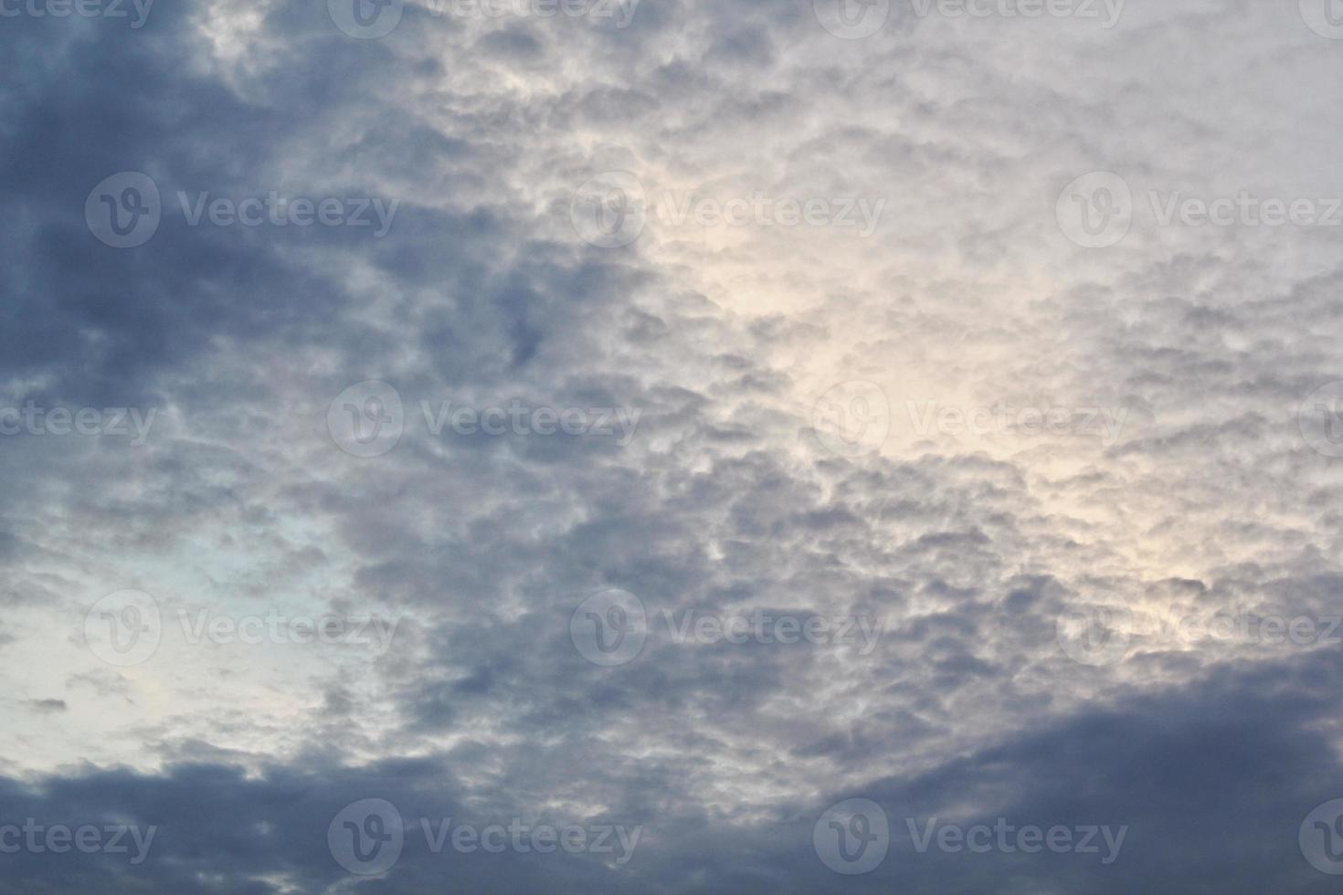 Weiße leichte weiche Wolken, die im blauen Himmel schweben. Natur Morgenlandschaft Hintergrund. klarer Frühlingswind. heller Sommertag. Winterlandschaft mit ruhiger Luft. abstraktes Panorama. Klima verändern. Ansicht aus niedrigem Winkel foto