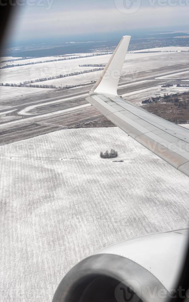 Flugzeug hebt vom Flughafen in der Ukraine ab foto