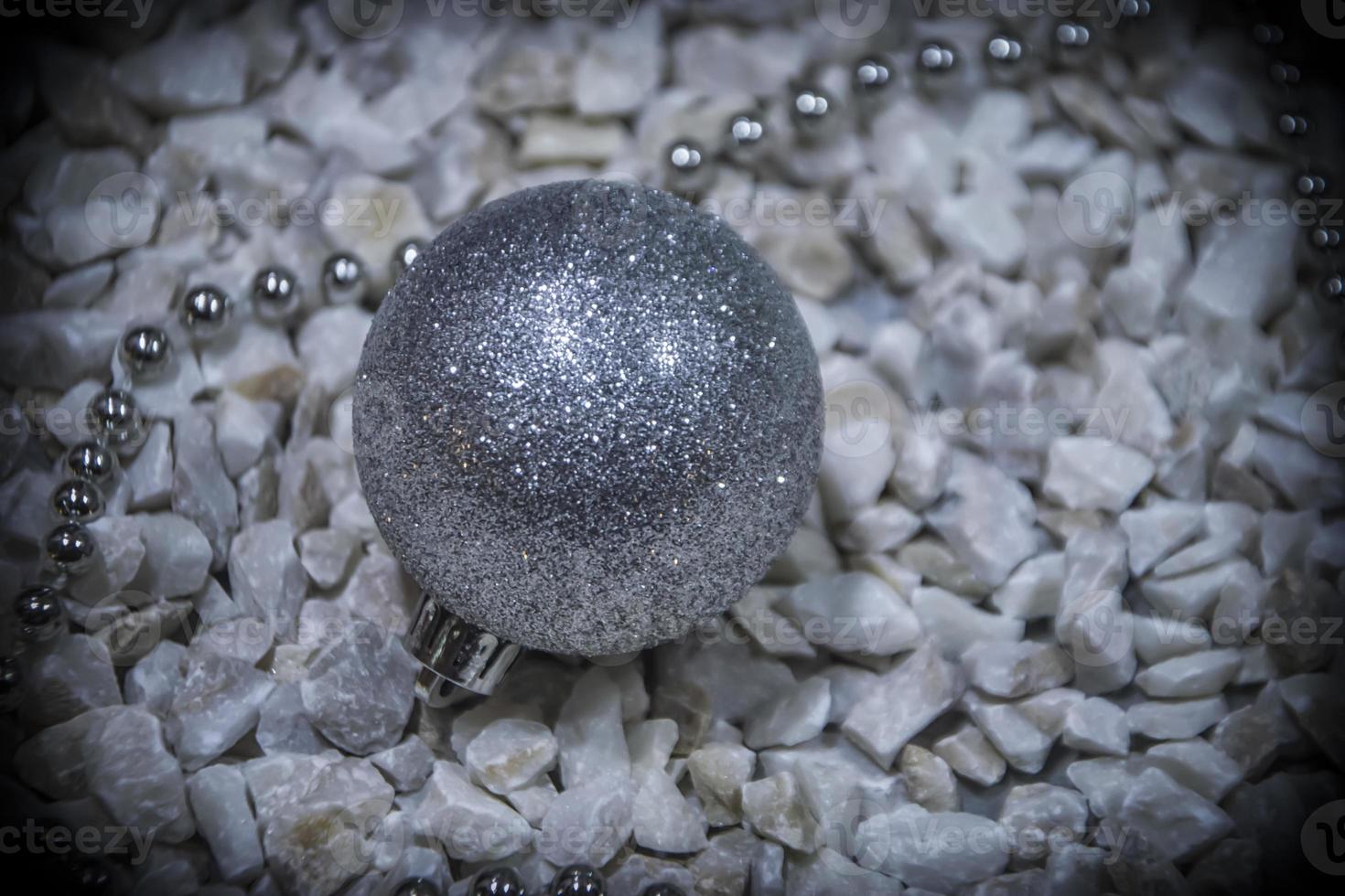 Elegante, luxuriöse, silbern glänzende Christbaumkugel foto