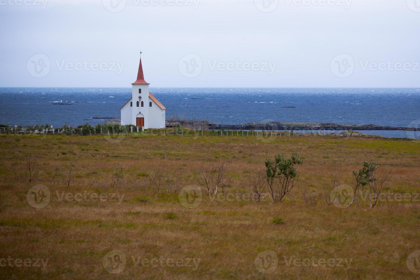 typische ländliche isländische Kirche am bewölkten Tag foto