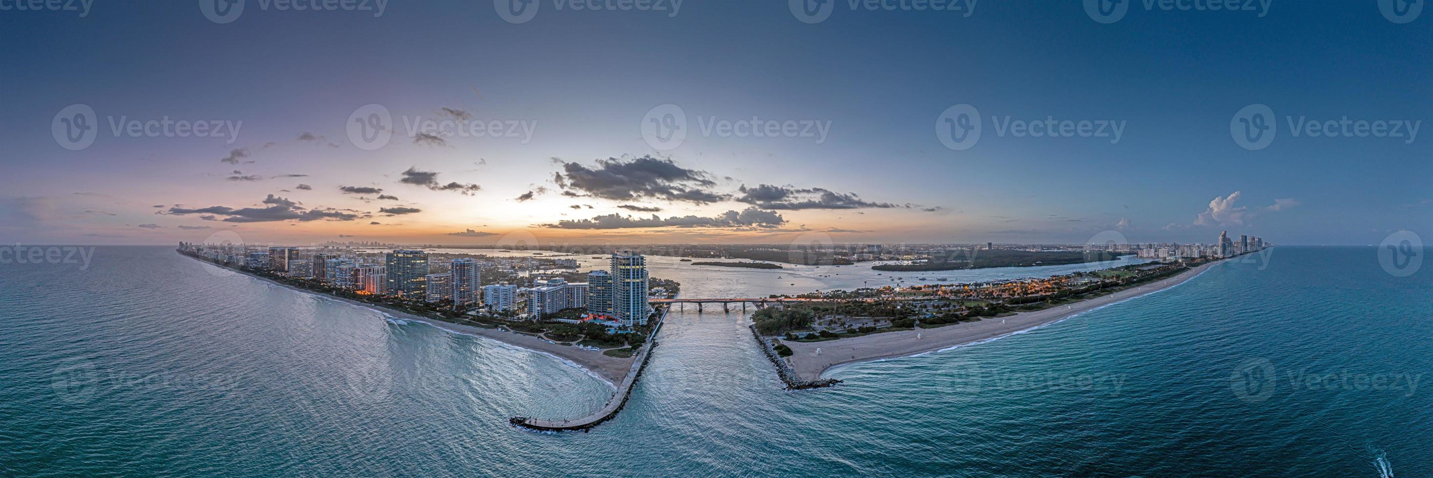 Drohnenpanorama über die Skyline von Miami Beach am Abend foto