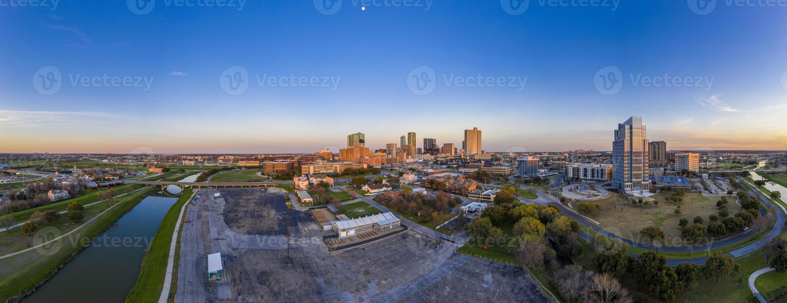 Luftpanoramabild der Skyline von Fort Worth bei Sonnenuntergang aus westlicher Richtung mit Sonnenreflexionen foto