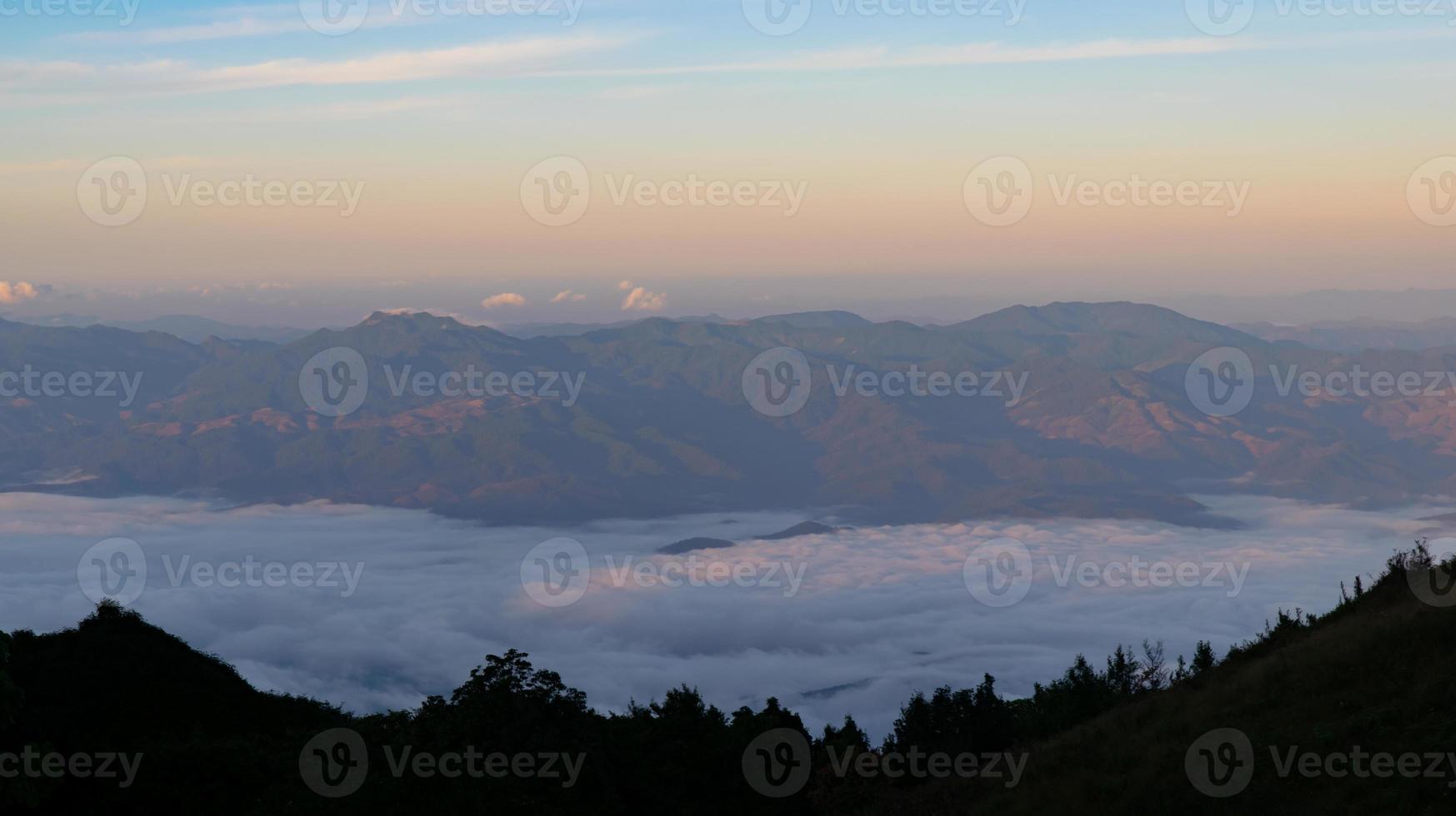 Wolkengebilde mit Berg, schwebendes Wolkenmeer. foto