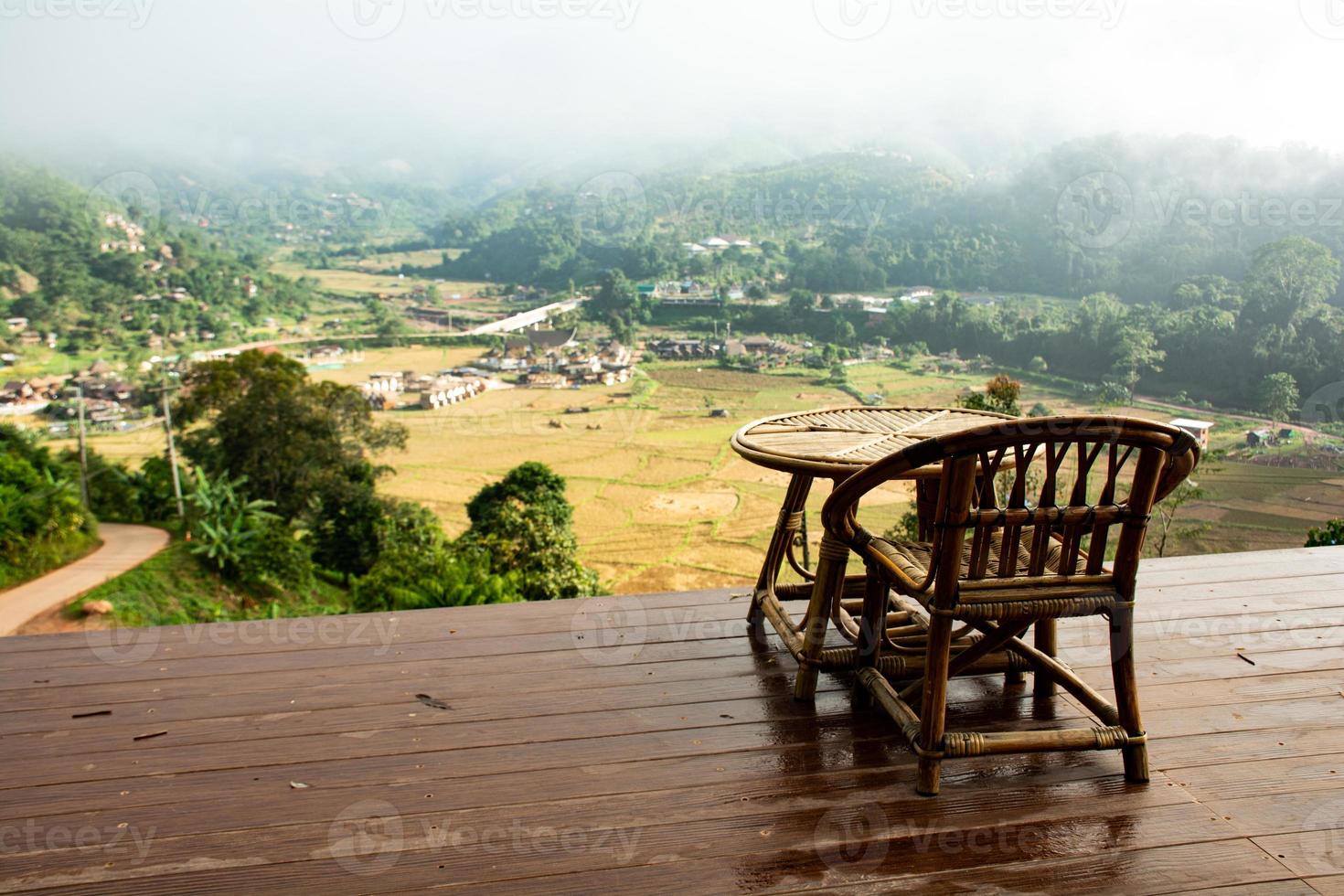 morgens mit blick auf die berge im ländlichen restaurant oder in der gastfamilie.urlaubs-, reise- und reisekonzept. foto