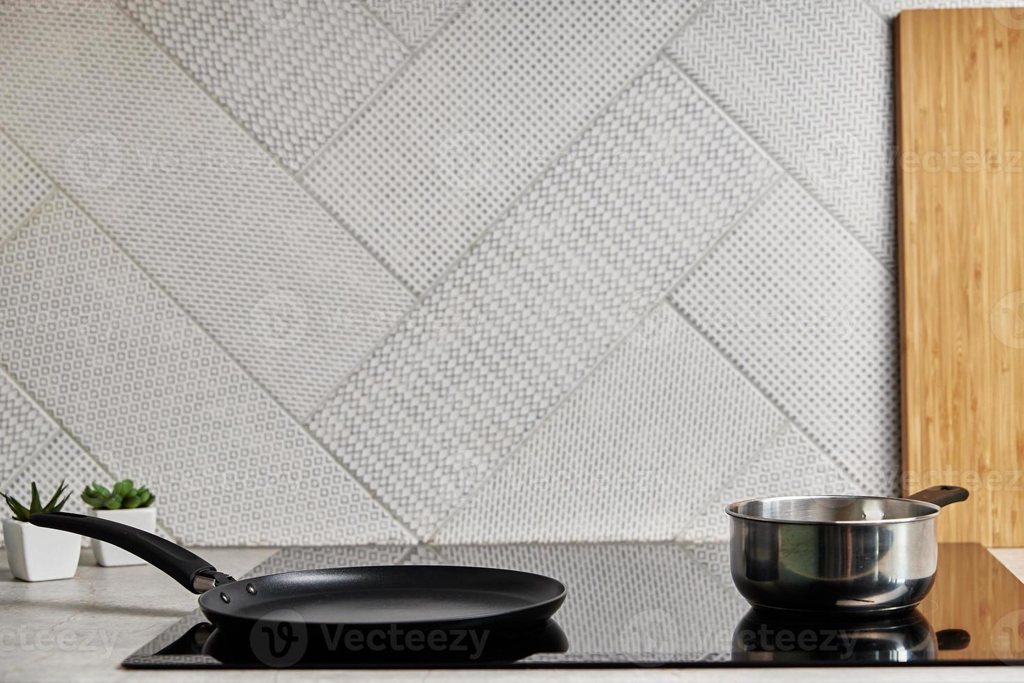 Induktionsherd mit Kochpfanne darauf. modernes Küchengerät foto