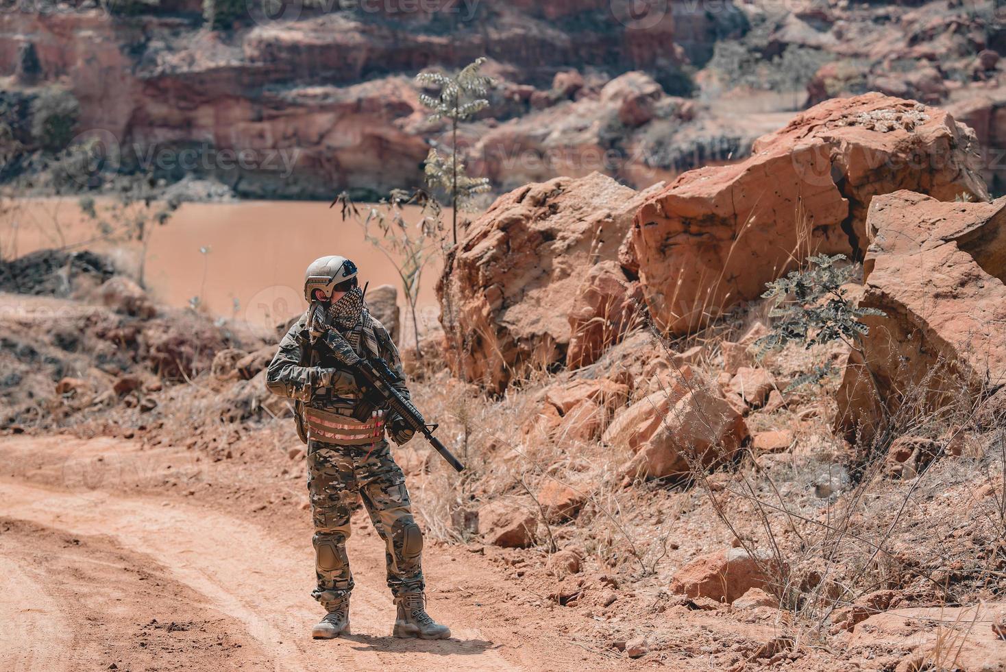 soldaten von spezialeinheiten in kriegen in der wüste, thailänder, armeesoldat foto