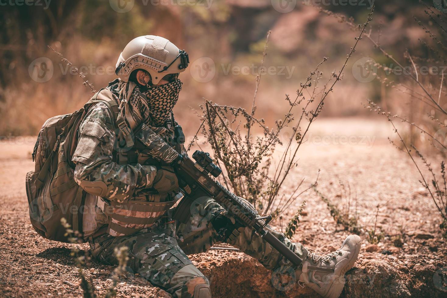 soldaten von spezialeinheiten in kriegen in der wüste, thailänder, armeesoldat foto