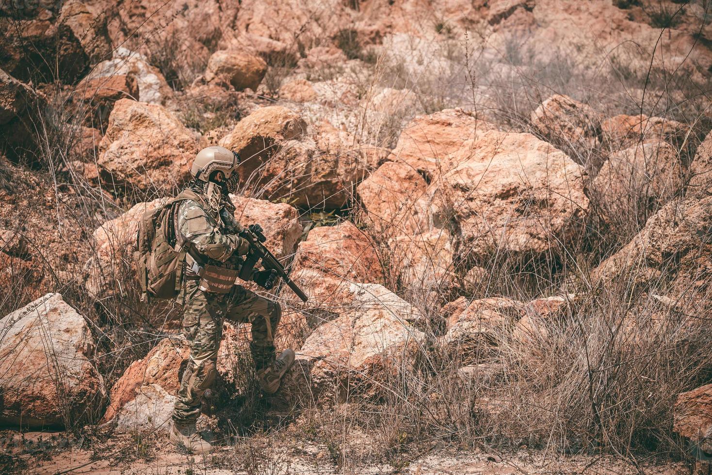 soldaten von spezialeinheiten in kriegen in der wüste, thailänder, armeesoldat foto