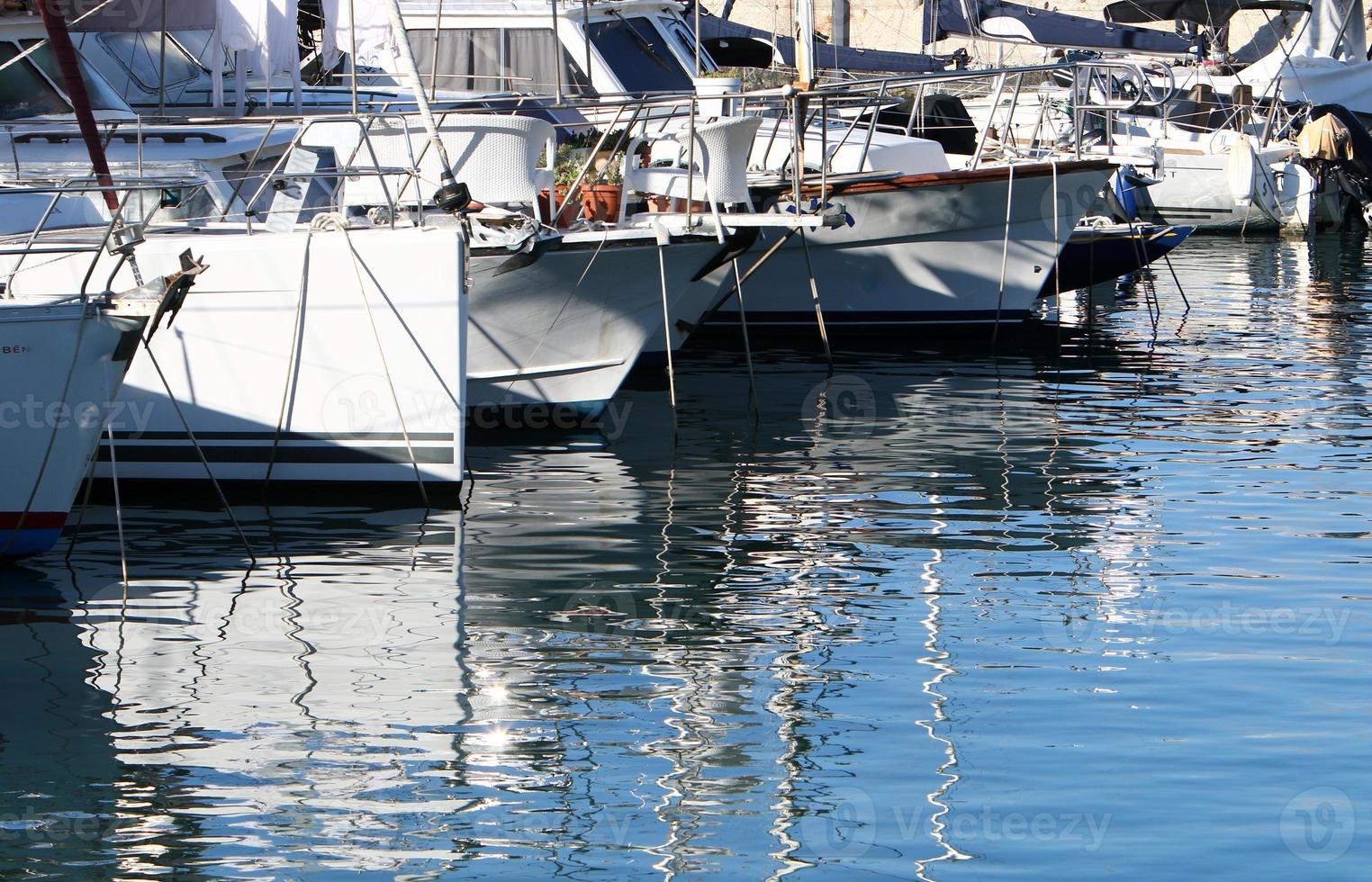 Liegeplatz am Meer zum Festmachen von Booten und Yachten. foto