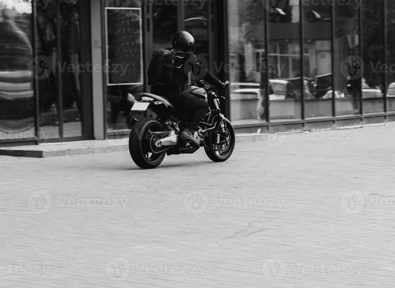 Mann trägt Jeans und fährt auf dem Motorrad foto