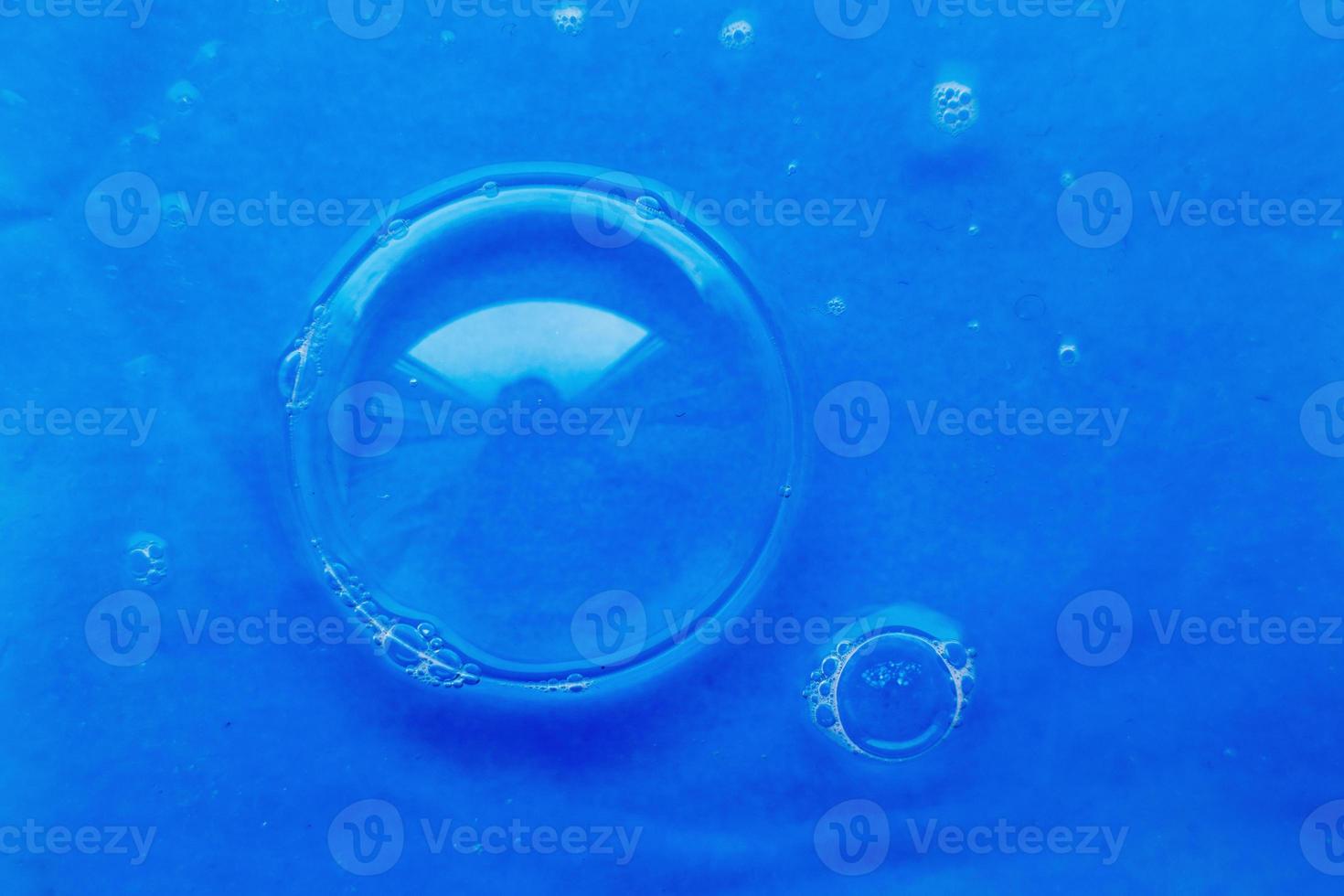 Seifenblase hautnah. abstrakter hintergrund des blauen wassers foto