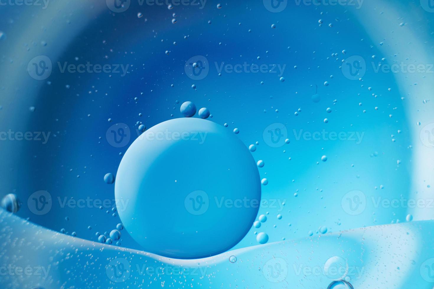 abstrakter hellblauer hintergrund mit ölkreisen. Wasserblasen aus nächster Nähe. foto