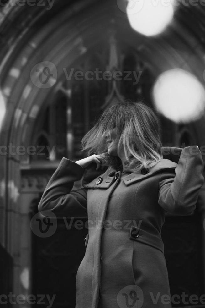 nahaufnahme frau, die haare auf straße schüttelt, monochromes porträtbild foto