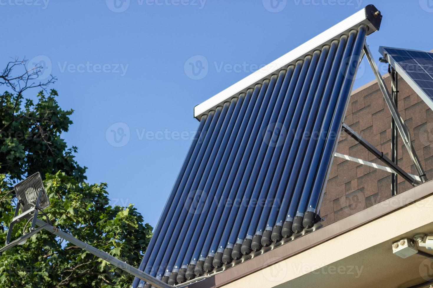 inländisches Solarpanel auf einem Dach mit klarem, wolkenlosem Himmel foto