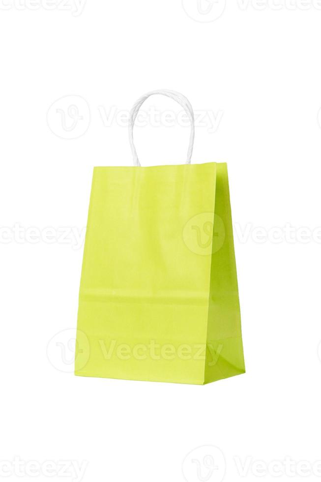 Ökologisches Recycling grüne Einkaufstüte aus Papier isolierter Hintergrund. Platz kopieren foto