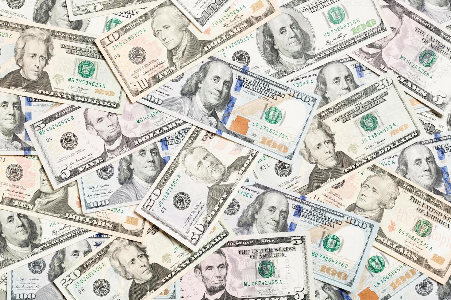Draufsicht auf verschiedene Dollar-Bargeld-Hintergrund. anderes Banknotenkonzept. Reichtum und reiches Konzept foto