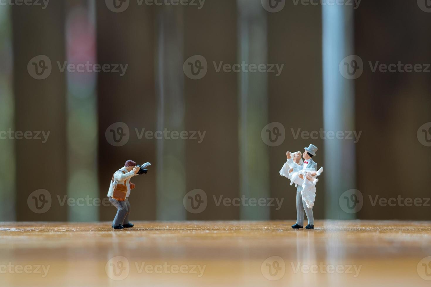 Miniaturmenschen, Fotograf, der Fotos von Braut und Bräutigam macht
