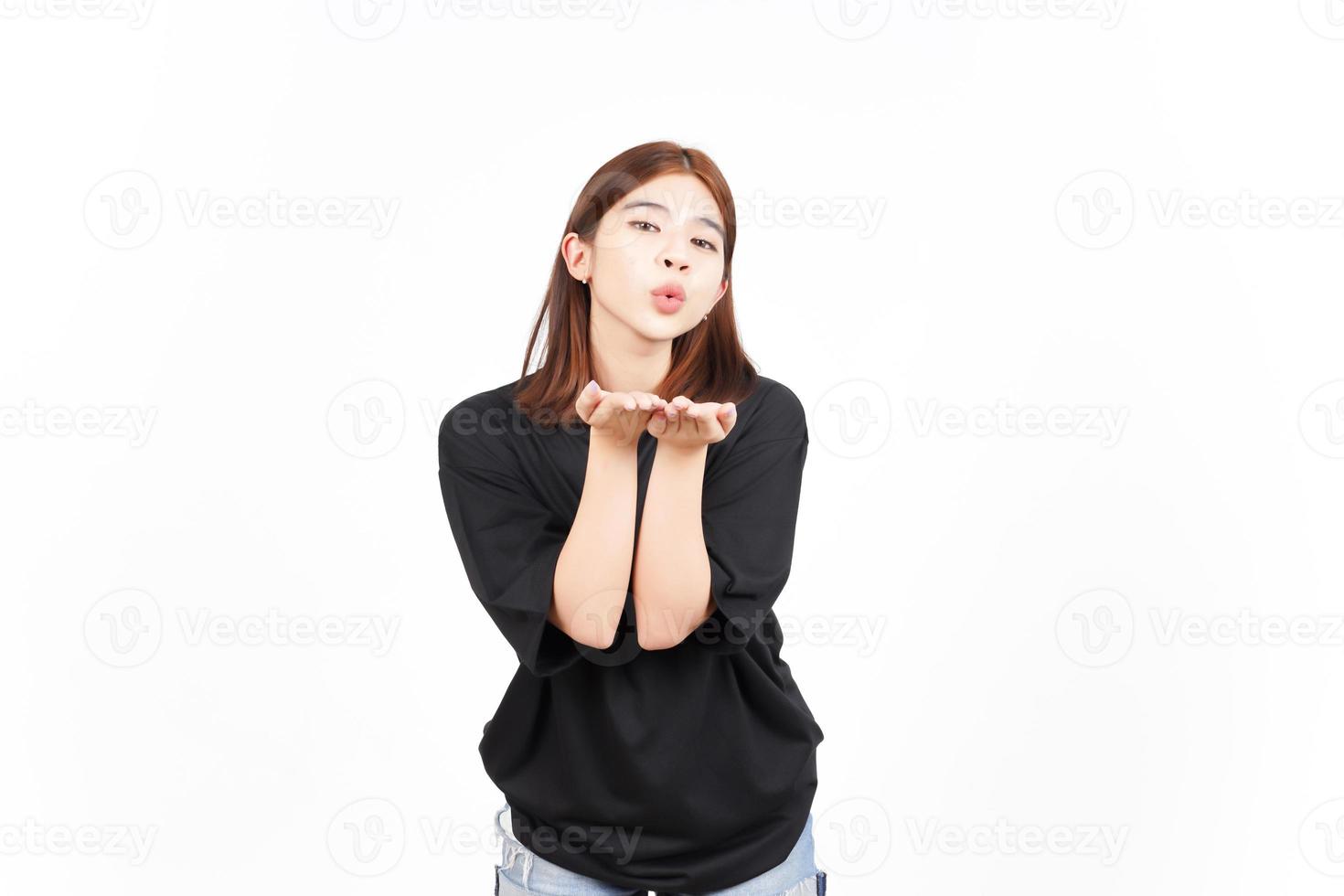 blasender Kuss der schönen asiatischen Frau lokalisiert auf weißem Hintergrund foto