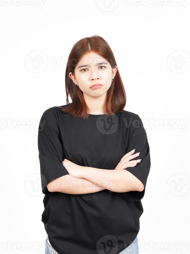 Falten Sie die Arme mit traurigem oder wütendem Gesichtsausdruck der schönen asiatischen Frau, die auf weißem Hintergrund isoliert ist foto