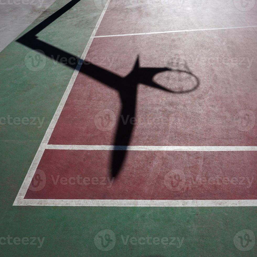 Straßenkorbschatten auf dem Sportplatz foto