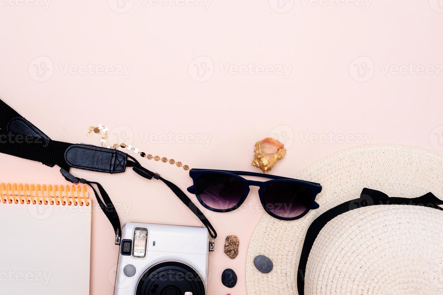 Reisezubehör für den Sommer. Kamera, Hut, Brille und Draufsicht auf hellem Hintergrund. mit Platz für Ihren Text foto