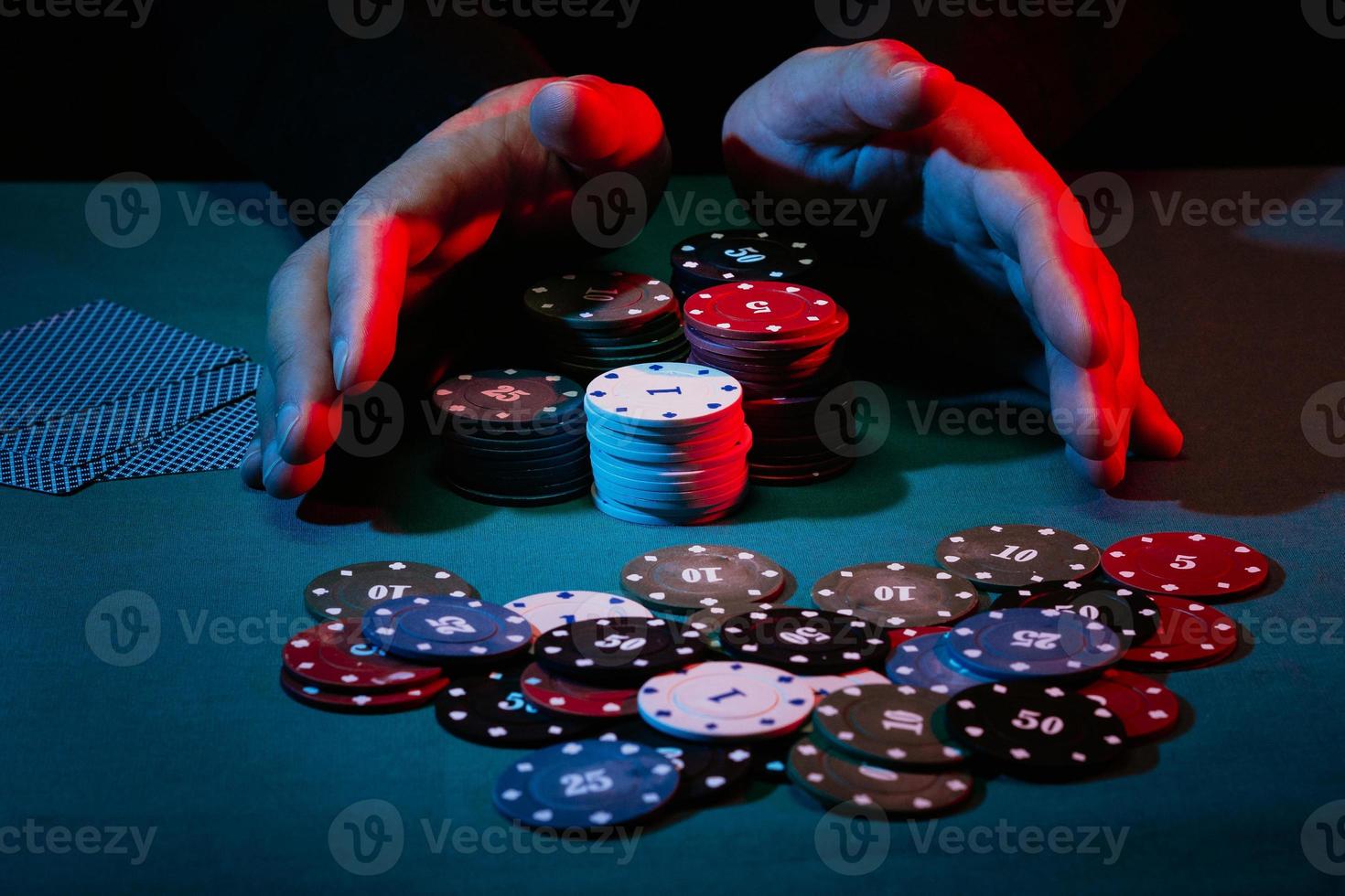 Männerhände platzieren eine Wette mit Spielchips foto