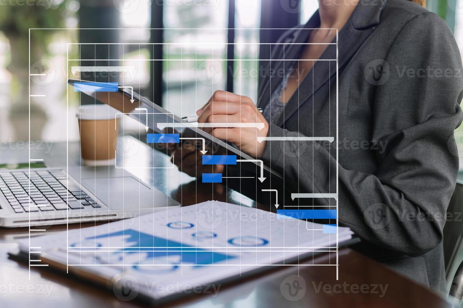 Arbeits- und Aktualisierungsaufgaben des Projektmanagers mit Meilenstein-Fortschrittsplanung und Gantt-Diagramm-Planungsdiagramm. geschäft, das mit smartphone, tablet und laptop arbeitet foto