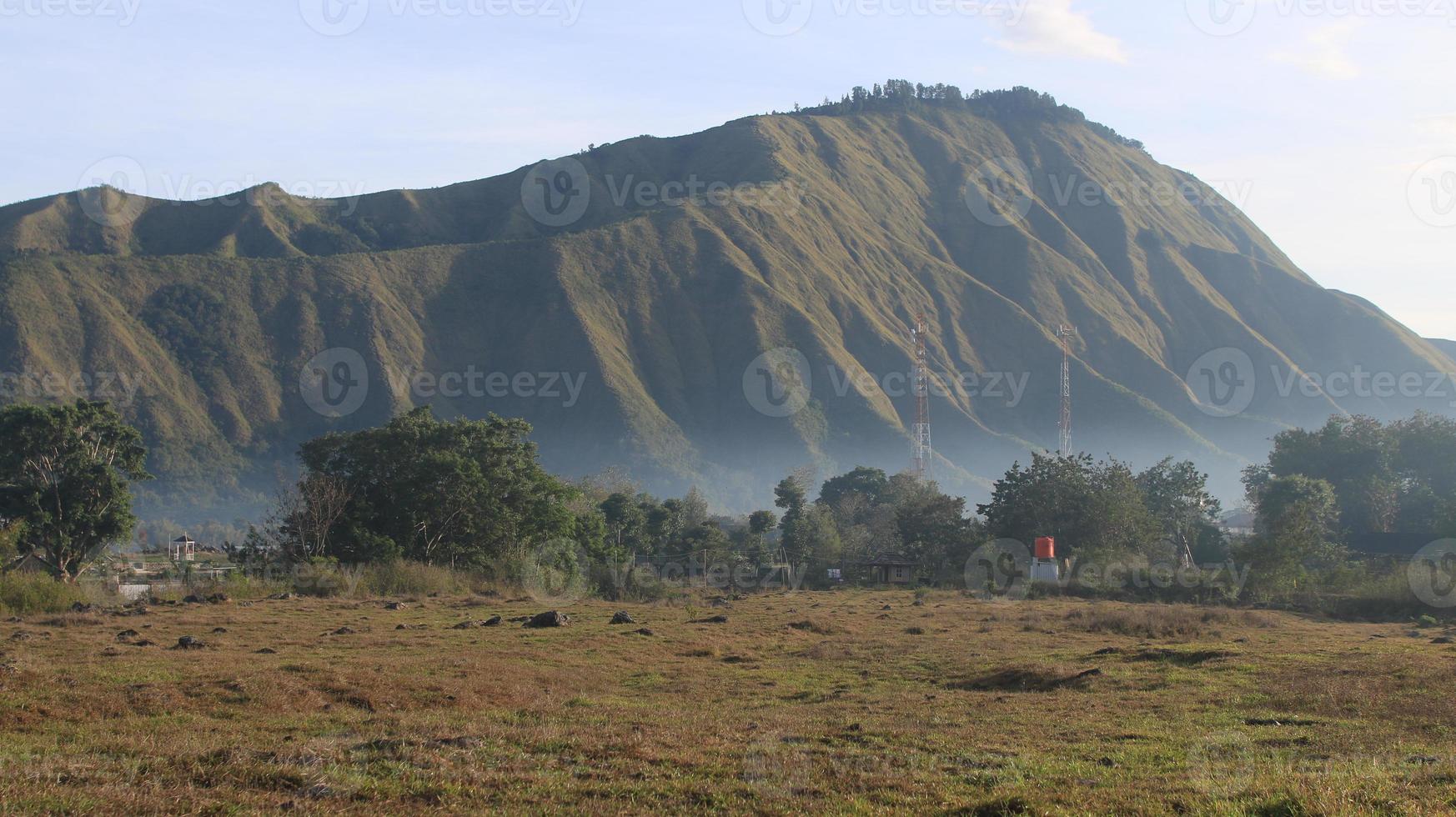 blick auf das dorf sembalun auf lombok, den berg rinjani, die hügel von sembalun auf lombok foto