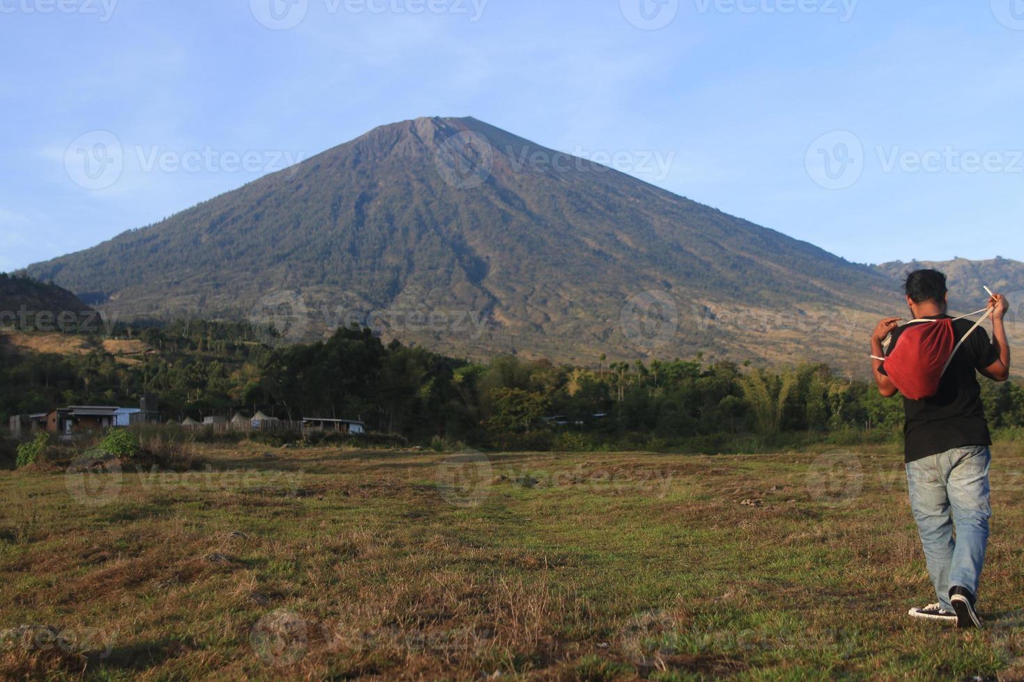 blick auf das dorf sembalun auf lombok, den berg rinjani, die hügel von sembalun auf lombok foto