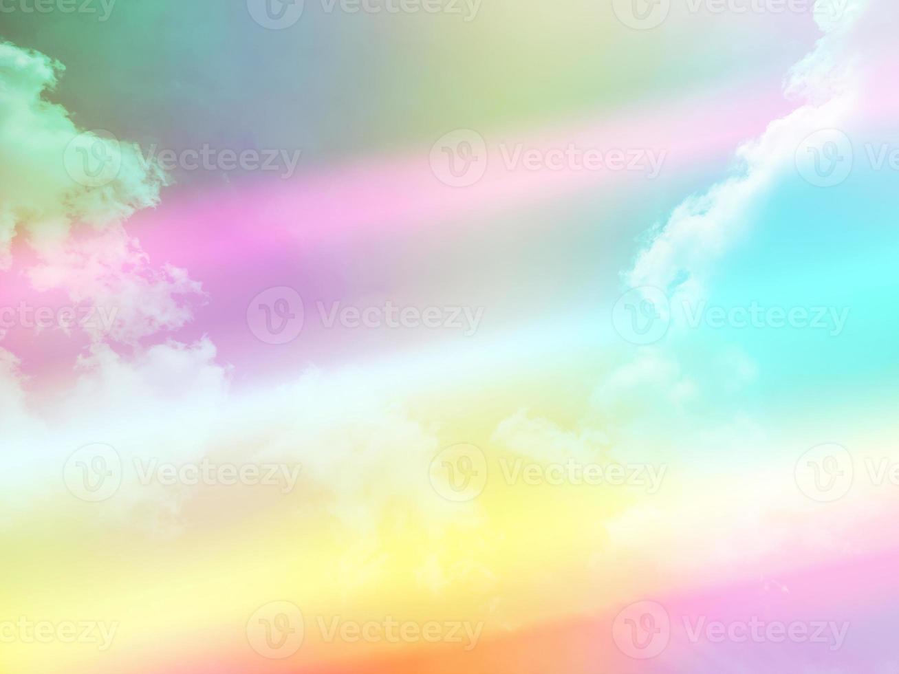 schönheit süß pastellgrün rosa bunt mit flauschigen wolken am himmel. mehrfarbiges Regenbogenbild. abstrakte Fantasie wachsendes Licht foto