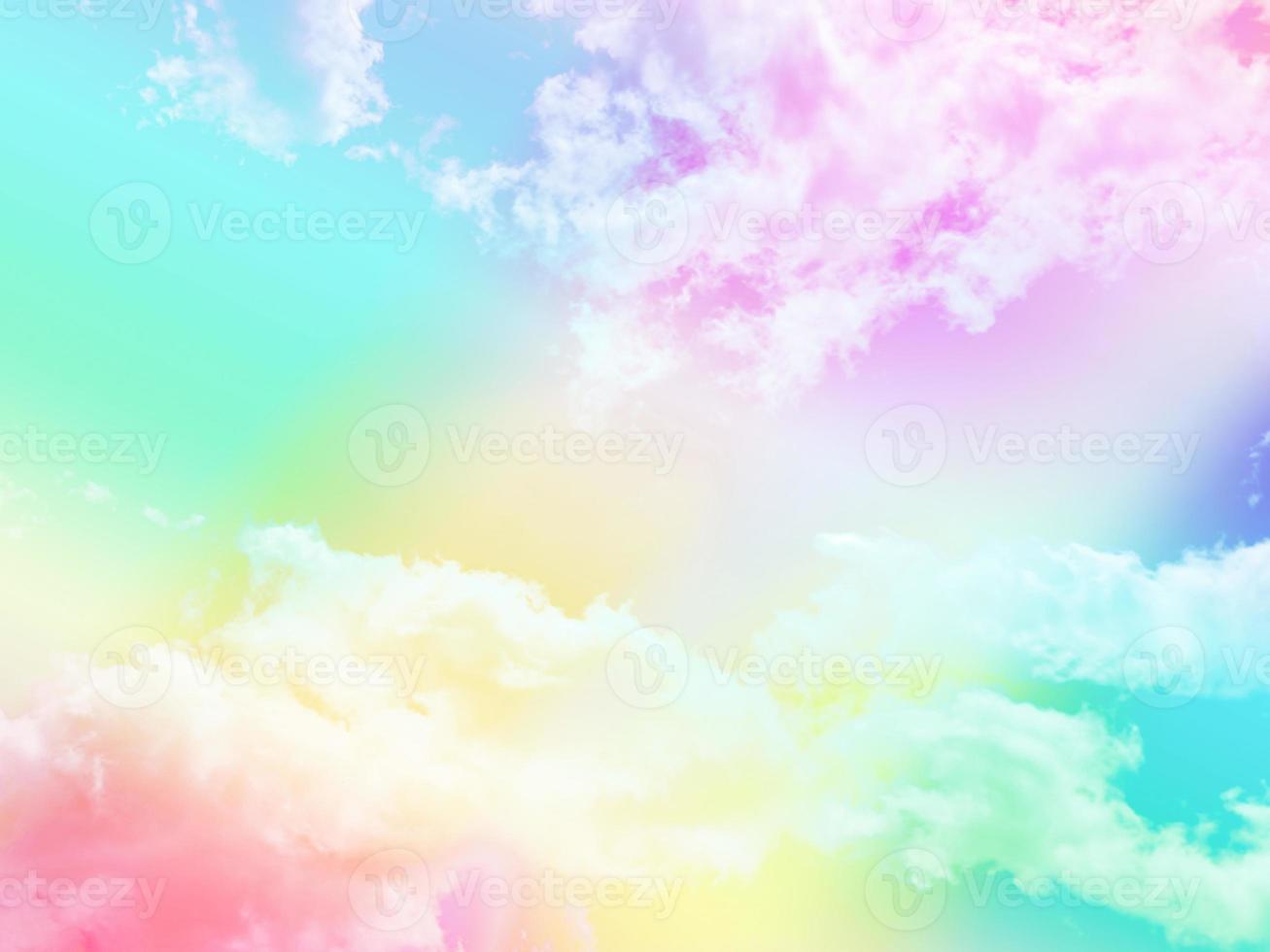schönheit süß pastellrot grün bunt mit flauschigen wolken am himmel. mehrfarbiges Regenbogenbild. abstrakte Fantasie wachsendes Licht foto