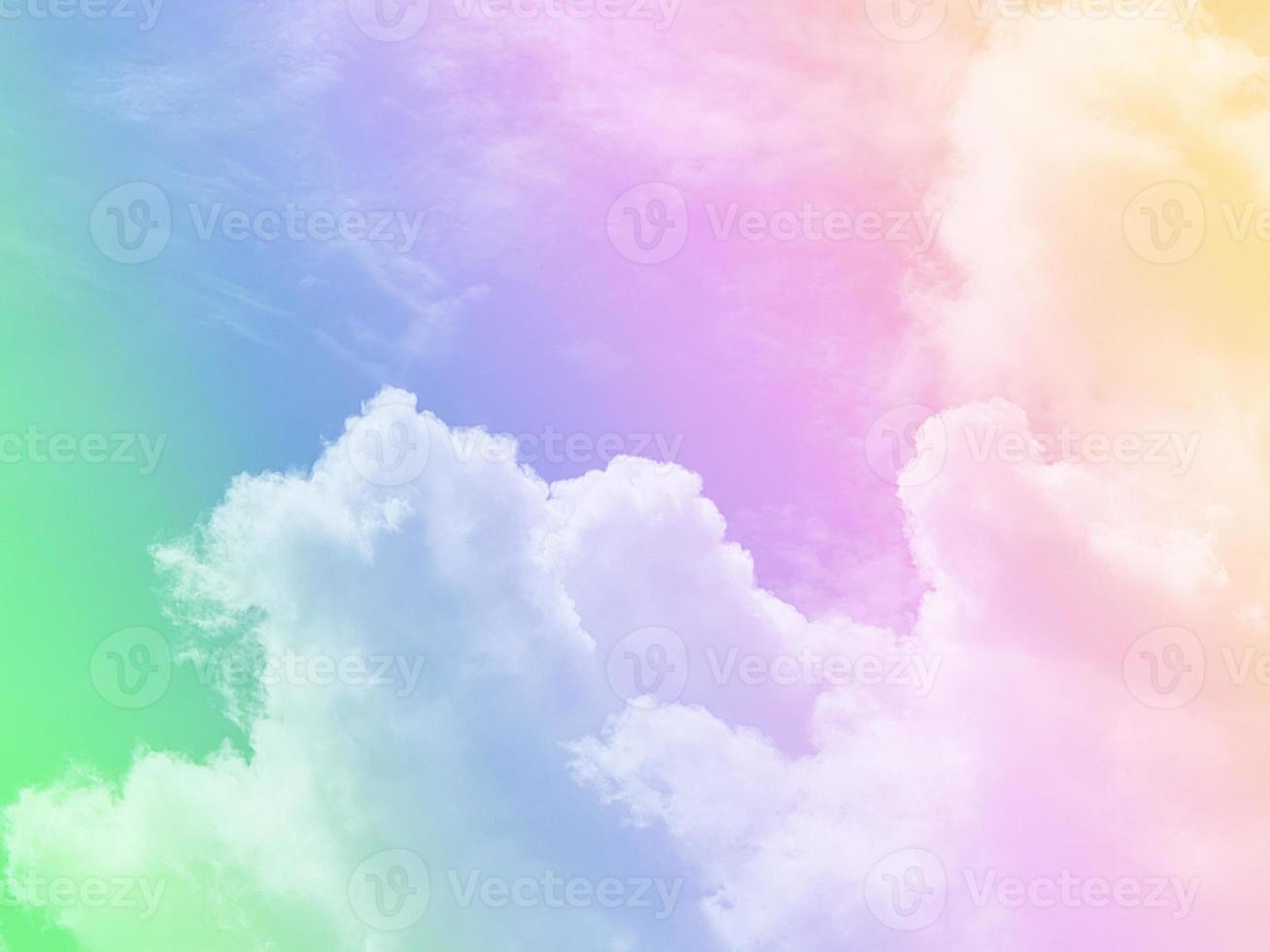 schönheit süß pastellgrün gelb bunt mit flauschigen wolken am himmel. mehrfarbiges Regenbogenbild. abstrakte Fantasie wachsendes Licht foto