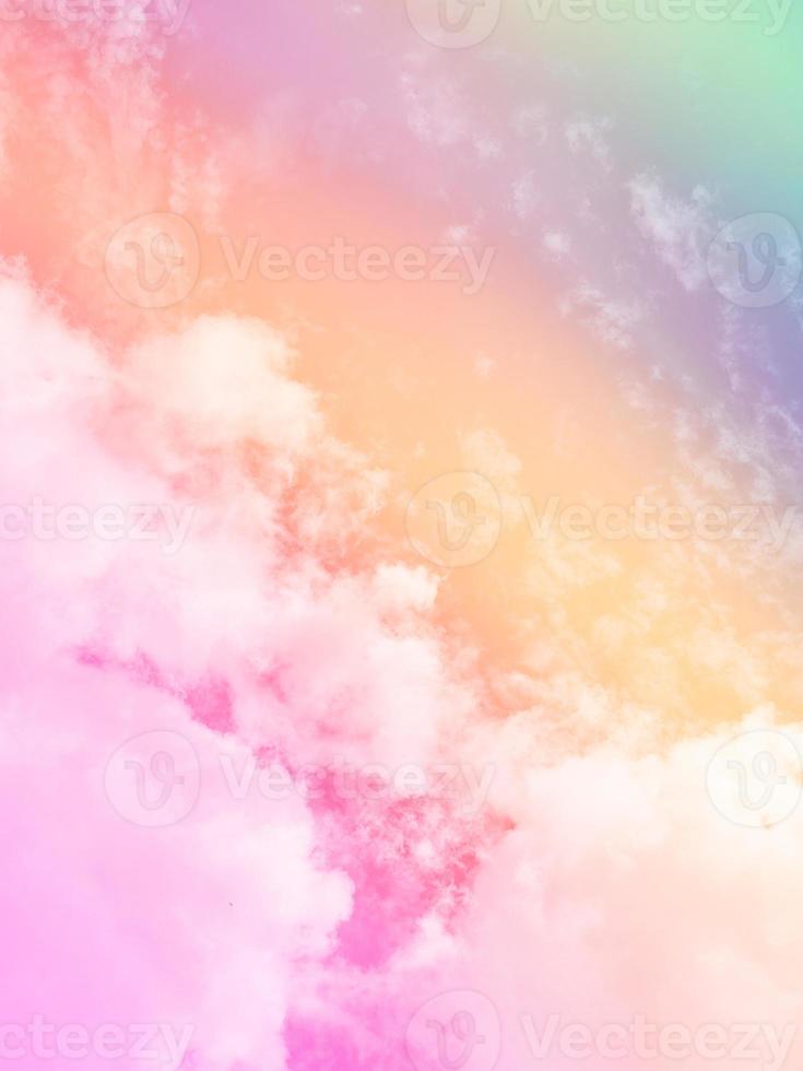 schönheit süß pastell orange rosa bunt mit flauschigen wolken am himmel. mehrfarbiges Regenbogenbild. abstrakte Fantasie wachsendes Licht foto