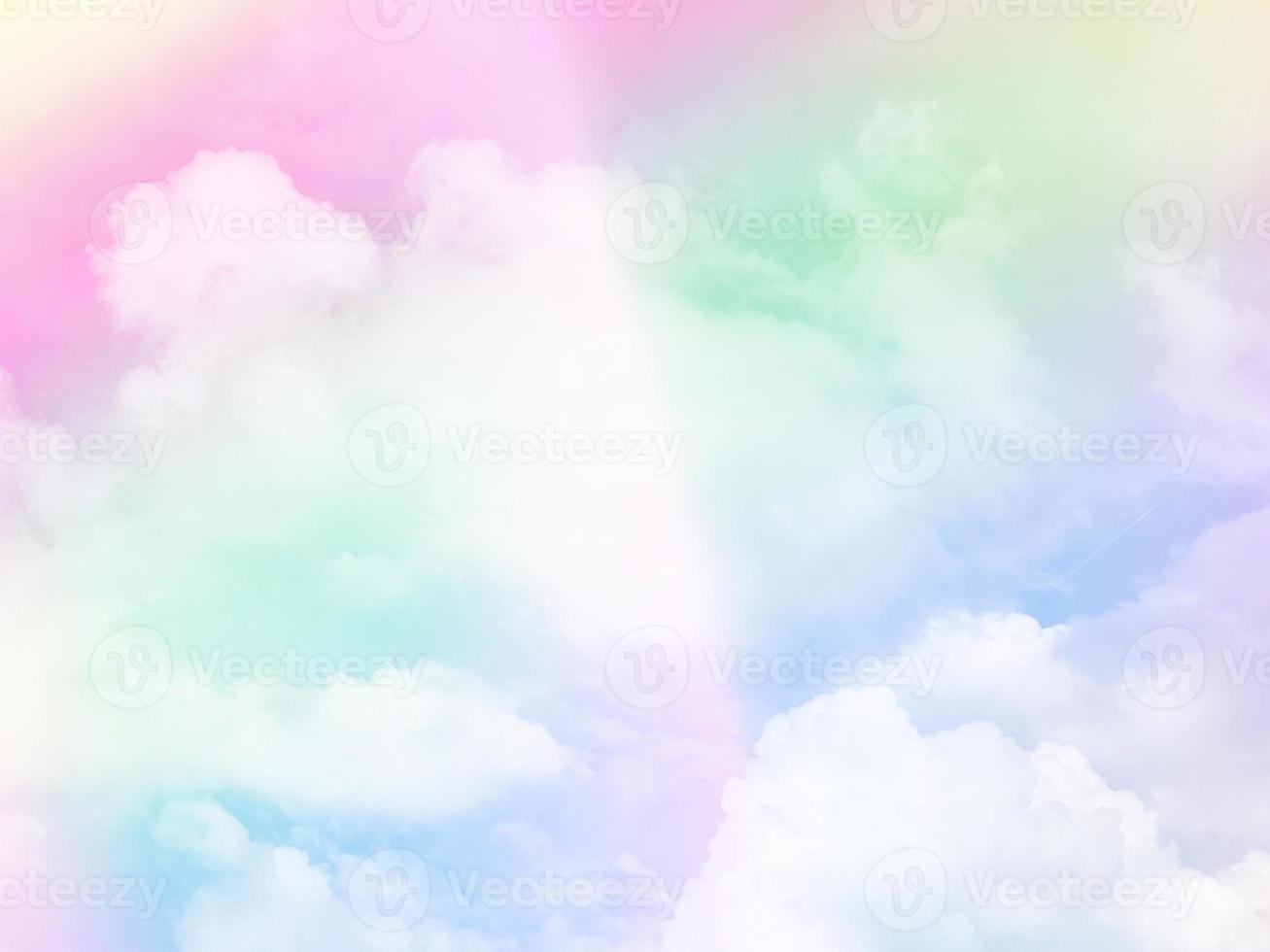 schönheit süß pastellgrün lila bunt mit flauschigen wolken am himmel. mehrfarbiges Regenbogenbild. abstrakte Fantasie wachsendes Licht foto