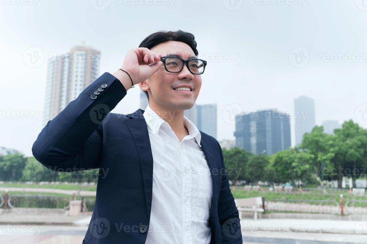 Foto des asiatischen Geschäftsmannes im Freien