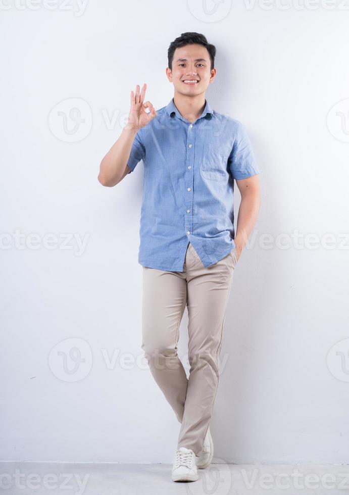 Bild in voller Länge des jungen asiatischen Mannes auf weißem Hintergrund foto