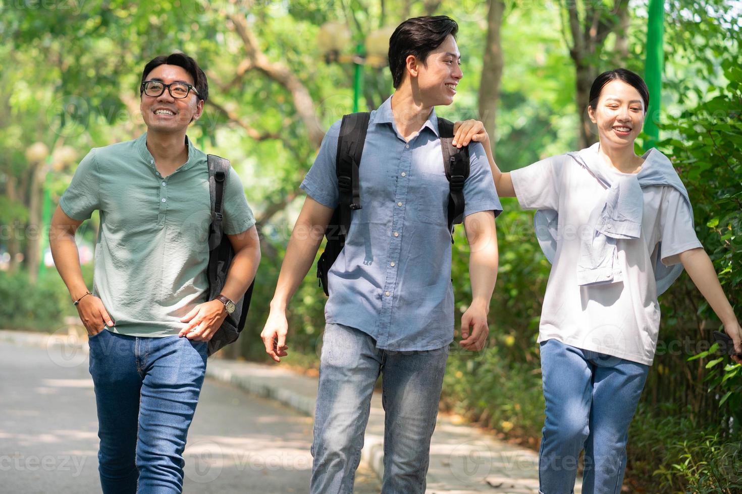 Foto des asiatischen Studenten der Gruppe draußen