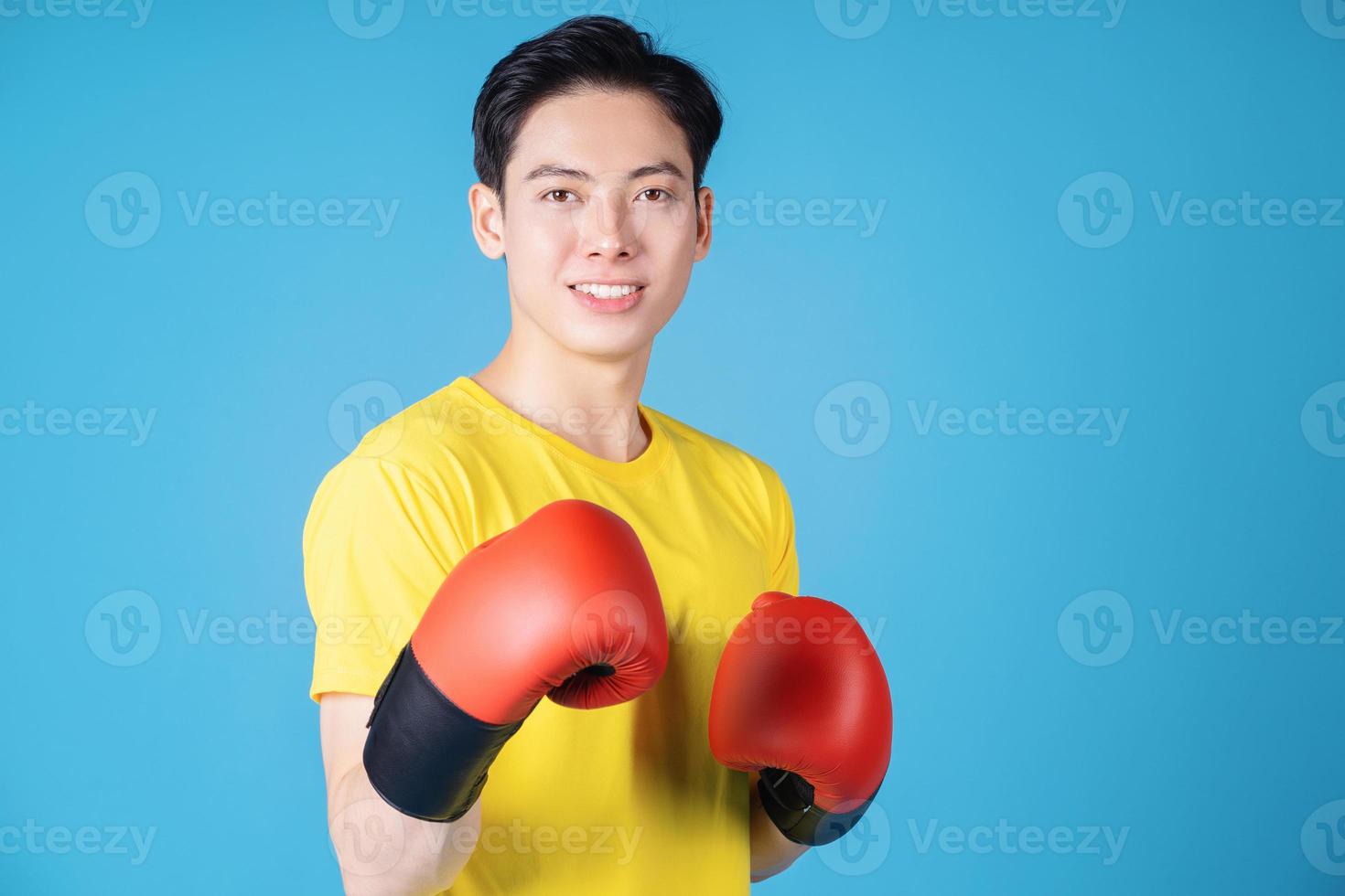 Foto eines jungen asiatischen Mannes mit Boxhandschuh