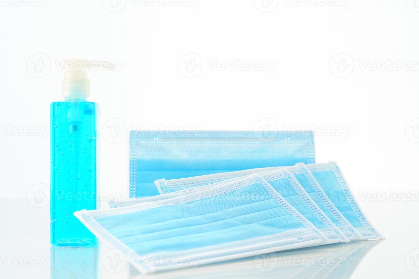 medizinische gesichtsmasken und alkohol-gel-flaschen-desinfektionsmittelhand  17564479 Stock-Photo bei Vecteezy