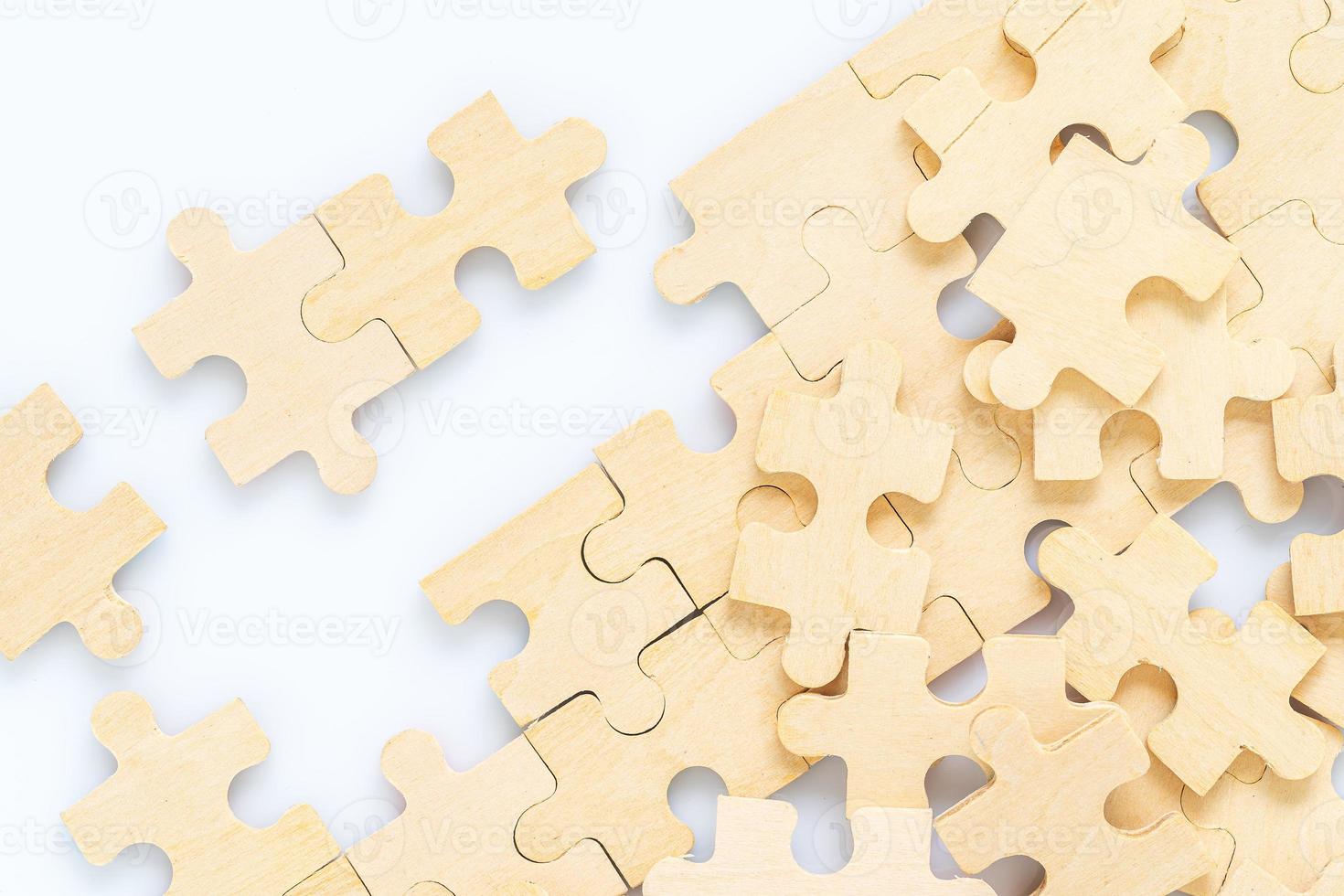 Puzzleteile aus Holz auf weißem Hintergrund foto